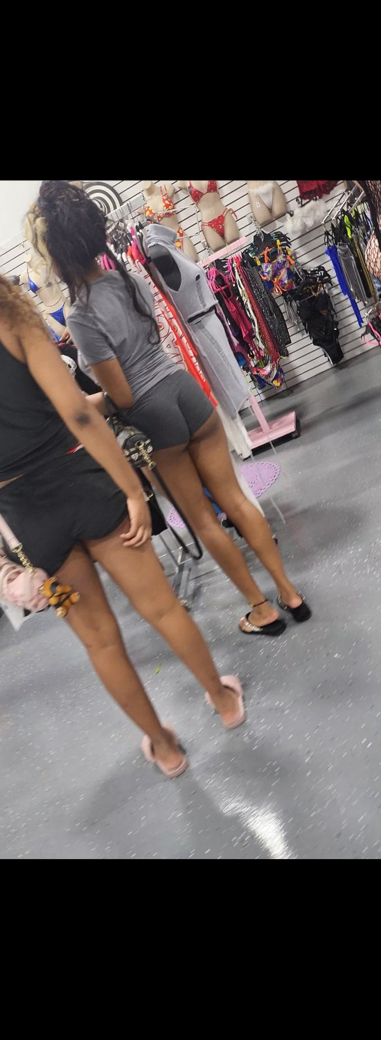 Creepshot of ebony street walkers shopping in Miami FL. REPOST #8QL6MXe8
